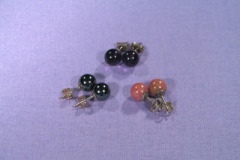 Örhängen av stenkulor