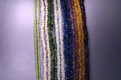 Blandade stenhalsband av chips