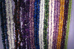 Blandade stenhalsband av chips