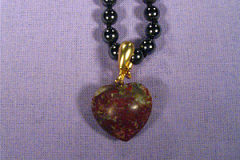 Hjärta av Jaspis. Kan hängas på vilket halsband som helst.