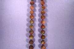 Halsband med stenkulor av jaspis