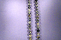 Halsband med stenkulor av jaspis