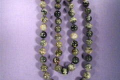 Halsband med stenkulor av jaspis