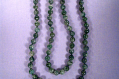 Halsband med stenkulor av mossagat