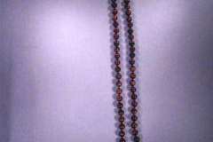 Halsband med stenkulor av röd tigeröga